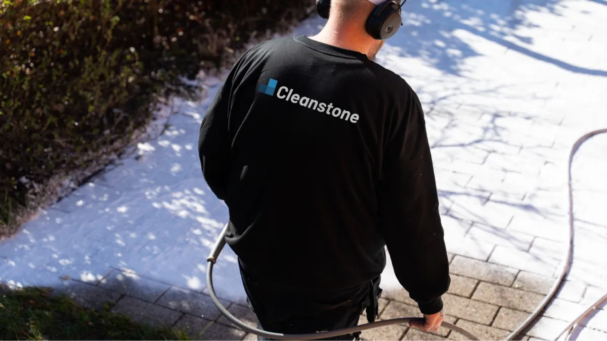 Cleanstone tím pri čistení dlažby